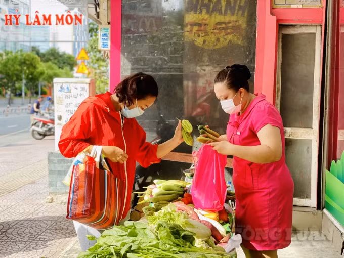 Rau củ được bán theo hình thức đồng giá để khách hàng lựa chọn nhanh, tránh tiếp xúc đông người trong dịch bệnh