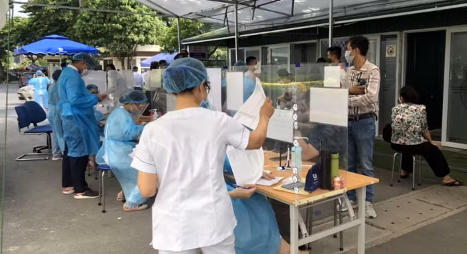 Người dân đến xét nghiệm kháng nguyên SARS-CoV-2 phải khai báo y tế trên giấy và trên Bluezone.