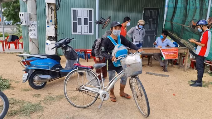 Cả 4 mẹ con đã thất nghiệp từ 4 tháng nay, không có tiền trang trải cuộc sống