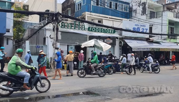 Người dân tập trung trước một cửa hàng thực phẩm trên đường Bùi Đình Tuý (Bình Thạnh) vi phạm quy định giãn cách.