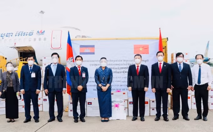Đại diện lãnh sự Campuchia trao quà hỗ trợ cho chính quyền TP. HCM.