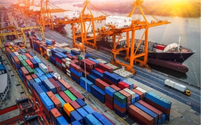 Dịch Covid-19 tác động khiến chi phí vận chuyển container tăng cao.