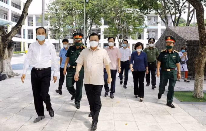 Bí thư Thành ủy Hà Nội Đinh Tiến Dũng kiểm tra công tác phòng, chống dịch Covid-19 tại địa bàn quận Tây Hồ. Ảnh: Viết Thành.