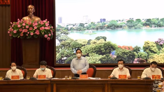 Thủ tướng Phạm Minh Chính họp với Hà Nội về công tác phòng chống dịch COVID-19. Ảnh: Vũ Khuyên