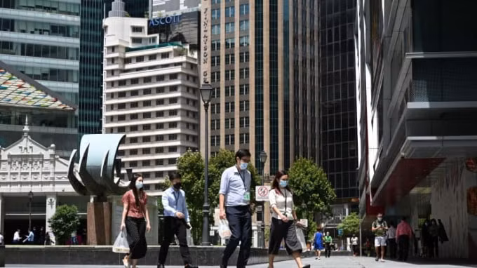 Singapore áp đặt các biện pháp nghiêm ngặt với những người đã được tiêm và chưa được tiêm vắc xin COVID-19 - Ảnh: AFP