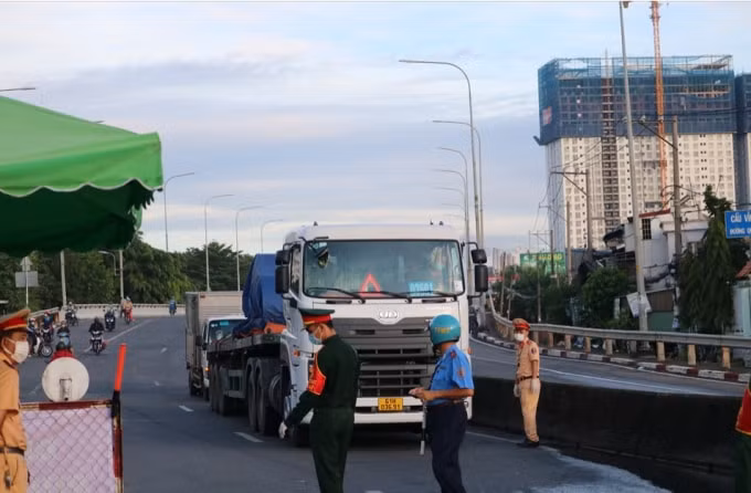 Bộ Giao thông Vận tải thành lập 4 tổ công tác đặc biệt bảo đảm “luồng xanh” vận tải hàng hóa thông suốt, cung ứng kịp thời nhu yếu phẩm cho người dân tại các tỉnh thành phía Nam. Ảnh minh họa