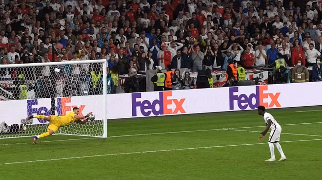 Hình ảnh pha cản phá 11m quyết định của thủ thành Donnarumma trong trận chung kết. Ảnh: Getty Images