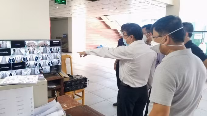 Đoàn Bộ y tế kiểm tra tại khu cách ly tập trung. Ảnh: HT
