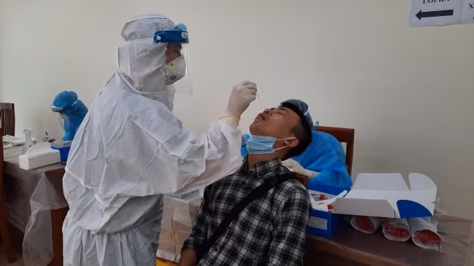 Phương pháp xét nghiệm được thực hiện cho những người người tham gia kỳ họp thứ nhất Quốc hội khóa XV là lấy dịch tỵ hầu.