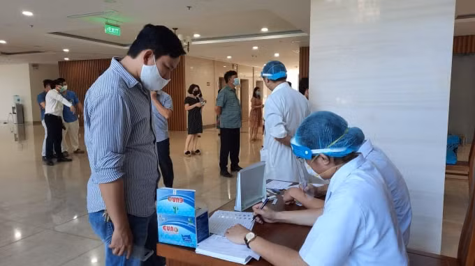 Việc lấy mẫu xét nghiệm tại trụ sở 35 Ngô Quyền được Bệnh viện Đại học Y thực hiện.
