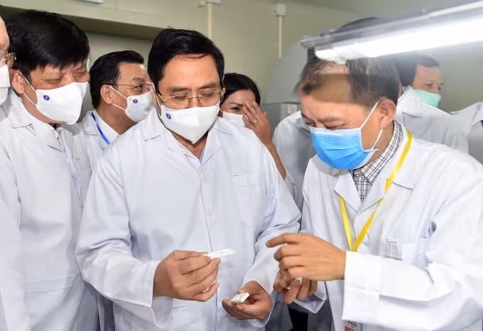Thủ tướng Phạm Minh Chính thăm Công ty TNHH Medicon tại xã An Khánh, huyện Hoài Đức, TP Hà Nội. Đây là Công ty sản xuất bộ kit test nhanh kháng nguyên SARS-CoV-2.