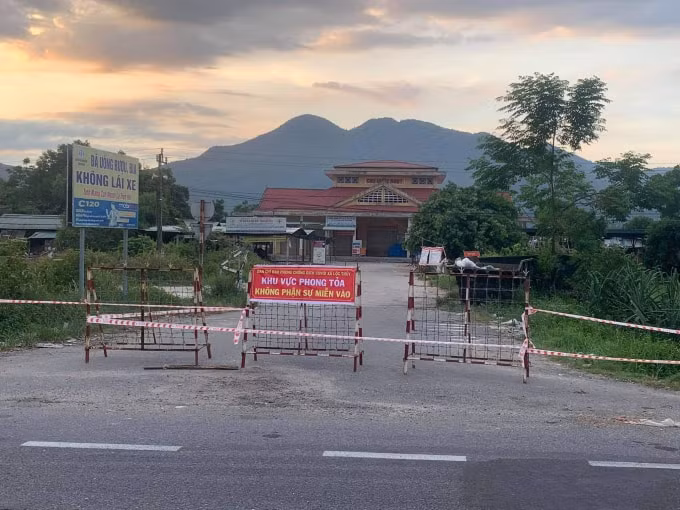 Chợ Lộc Thủy bị phong tỏa.