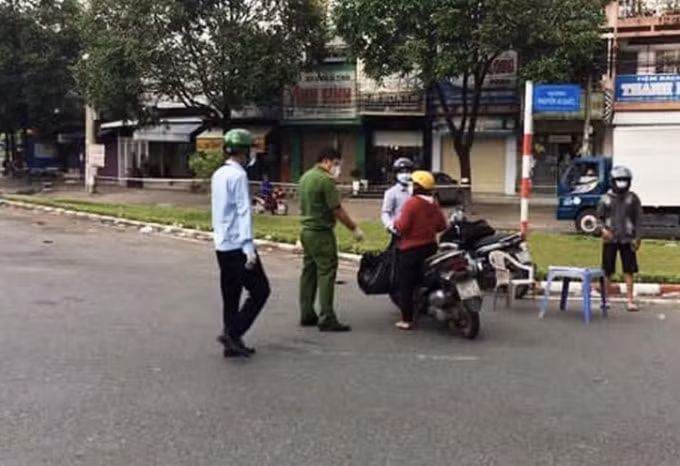 Ra đường trong trường hợp không cần thiết sẽ bị xử phạt nghiêm - Ảnh: Văn Thể.