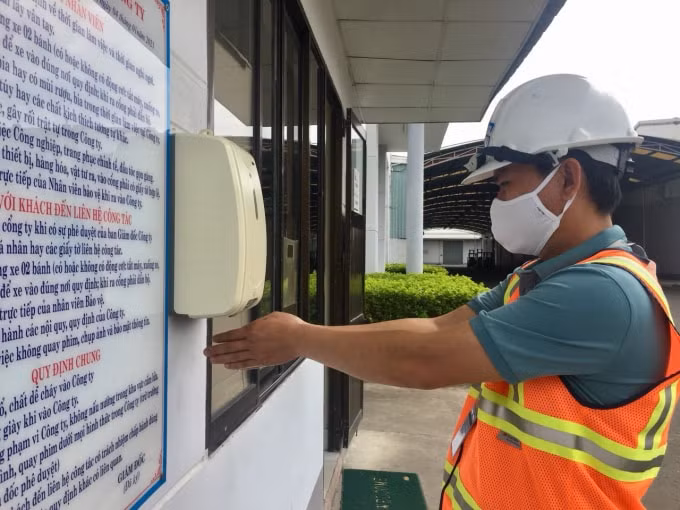 Công nhân thực hiện sát khuẩn tay thường xuyên