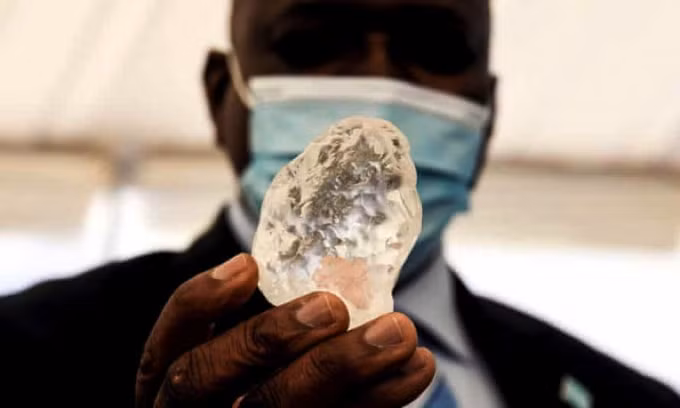 Tổng thống Botswana, ông Mokgweetsi Masisi cần trên tay viên kim cương được tặng. (Nguồn: Monirul Bhuiyan/AFP/Getty Images).