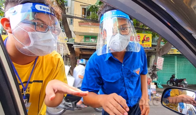 Lực lượng chức năng kiểm soát trước một khu vực cách ly. Ảnh: Thái Sơn