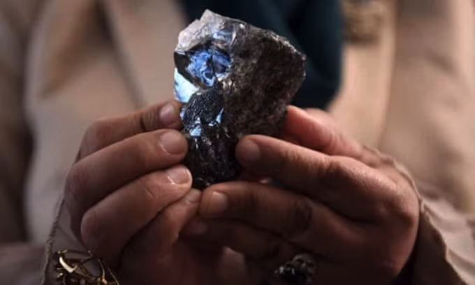Một thành viên nội các Botswana cầm trên tay viên kim cương 1.174 carat. (Nguồn: Monirul Bhuiyan/AFP/Getty Images).