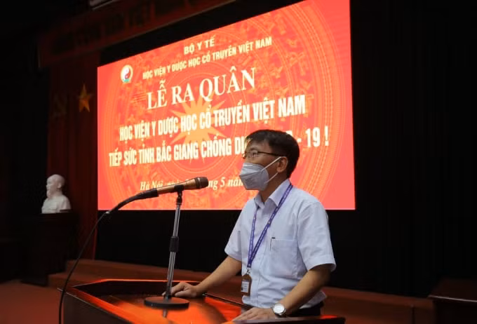 PGS.TS Phạm Quốc Bình – Bí thư Đảng ủy, Chủ tịch hội đồng trường phát biểu tại lễ ra quân.
