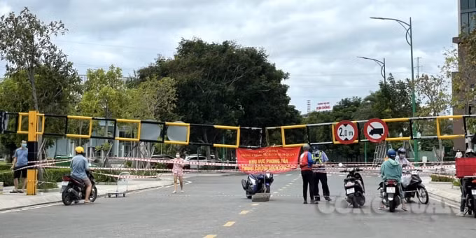 Một điểm phong toả tại khu vực phường Tân Thuận (Quận 7). Ảnh: Thái Sơn
