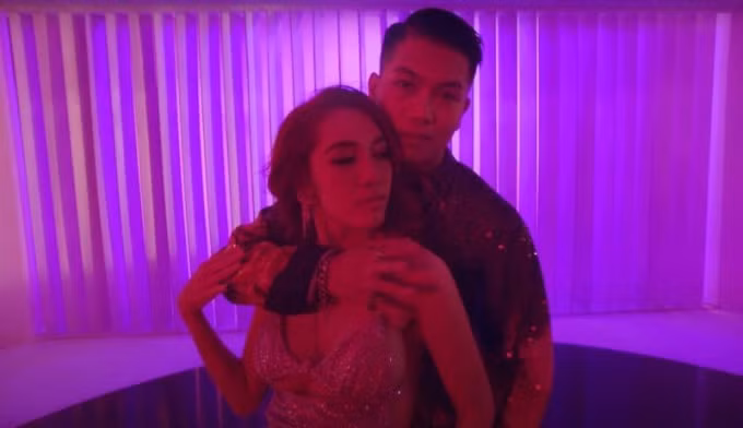 Hai MV mới của cặp đôi huẩn luyện viên Giọng hát Việt nhí có nhiều hình ảnh và ca từ dung tục.
