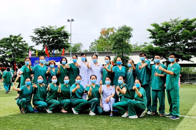Hàng chục đoàn bác sĩ tình nguyện đã đi về các tỉnh TP có dịch Covid.