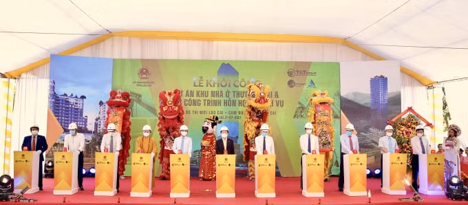 Các đại biểu bấm nút khởi công dự án xây dựng Khu nhà ở thương mại và các công trình hỗn hợp – dịch vụ, Khu đô thị mới Lào Cai - Cam Đường, thành phố Lào Cai.