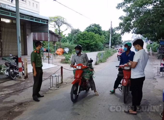 Lực lượng Công an tăng cường tham gia chốt kiểm soát và truy vết dịch Covid-19 - Ảnh: Tiến Tầm
