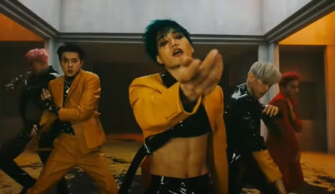 Kai (EXO) thể hiện vũ đạo nóng bỏng khi mặc crop top.