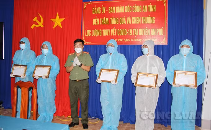 Đại tá Lâm Thành Sol, Phó Giám đốc Công an tỉnh trao giấy khen cho các đồng chí có thành tích xuất sắc - Ảnh: Tiến Tầm