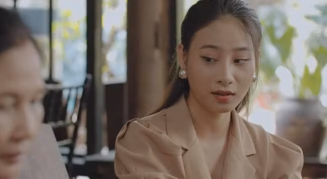 Bồ nhí của Hoàn cùng gây ức chế không kém với thái độ tráo trở và lên giọng.