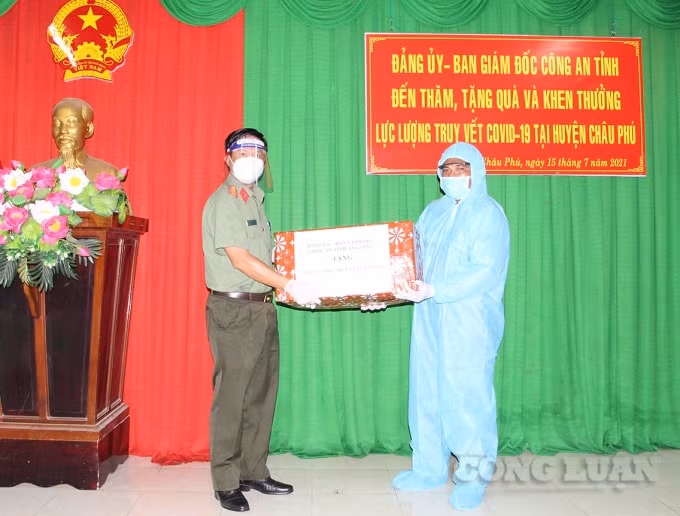Đại tá Nguyễn Nhật Trường, Phó Giám đốc Công an tỉnh trao thiết bị y tế hỗ trợ thực hiện công tác truy vết - Ảnh: Tiến Tầm