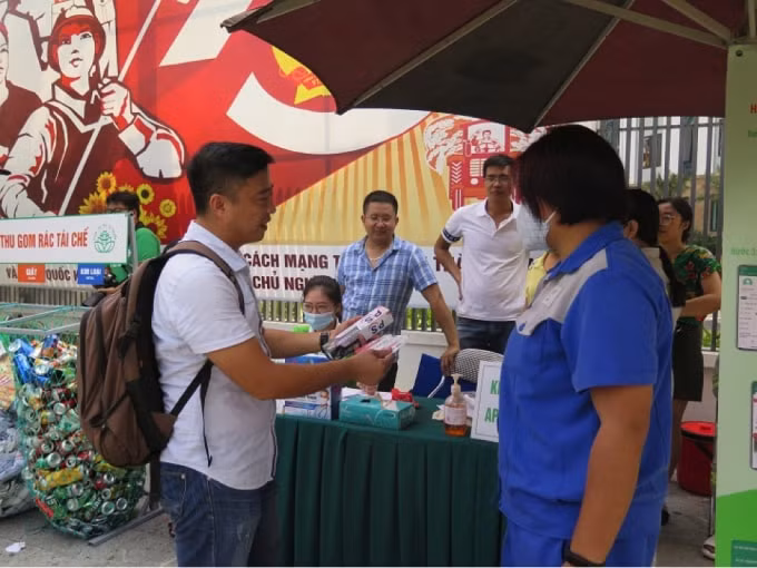 Điểm thu gom rác tại cổng trụ sở Quận ủy- HĐND- UBND quận Đống Đa - số 59 Hoàng Cầu, phường Ô Chợ Dừa. (Ảnh: Cổng thông tin điện tử quận Đống Đa).