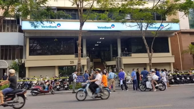 Lực lượng chức năng đã tạm phong toả số 25 Lý Thường Kiệt, Hoàn Kiếm, Hà Nội nơi nữ nhân viên ngân hàng dương tính với SARS-CoV-2 làm việc. (Ảnh: tienphong)