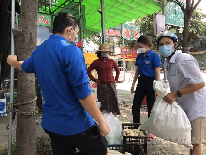 Các chủ nhà trọ phối hợp với lực lượng đoàn viên địa phương vận động từ nhiều nguồn để hỗ trợ thực phẩm cho các công nhân khó khăn.