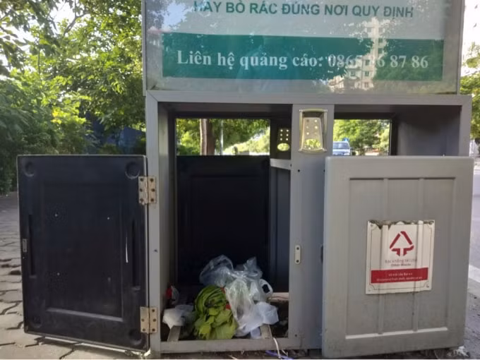 Người dân vứt rác vào “cái khung” của thùng rác công nghệ gây khó khăn cho người dọn rác.