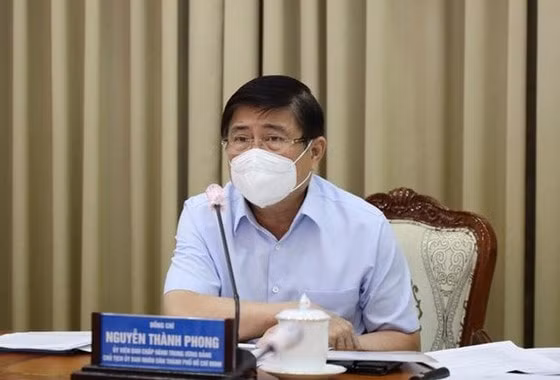 Chủ tịch UBND TP Hồ Chí Minh Nguyễn Thành Phong báo cáo tại cuộc giao ban.