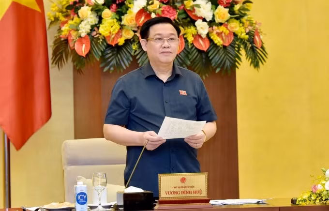 Ủy viên Bộ Chính trị, Chủ tịch Quốc hội, Bí thư Đảng đoàn Quốc hội Vương Đình Huệ phát biểu tại cuộc họp.