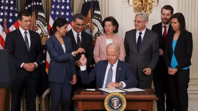 Tổng thống Hoa Kỳ Joe Biden trao bút cho Lina Khan, chủ tịch Ủy ban Thương mại Liên bang, khi ông ký lệnh hành pháp về 