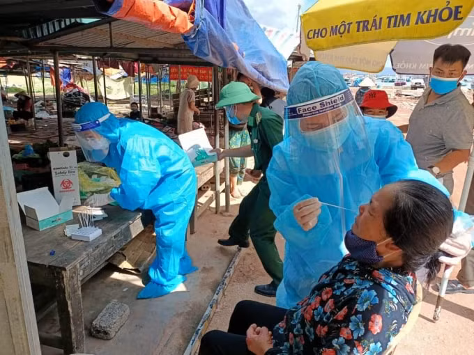 Xét nghiệm sàng lọc bằng test nhanh tại chợ xã Nghi Sơn, Thị xã Nghi Sơn sáng 10/7. Ảnh: CDC Thanh Hóa