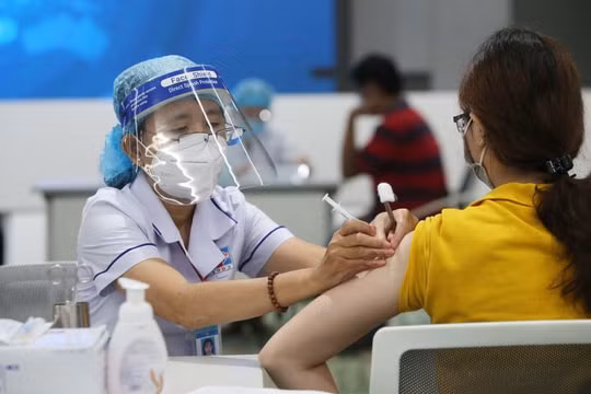 Thủ tướng yêu cầu TPHCM phấn đấu từ nay đến cuối tháng 7 tiêm khoảng 2 triệu liều vaccine.