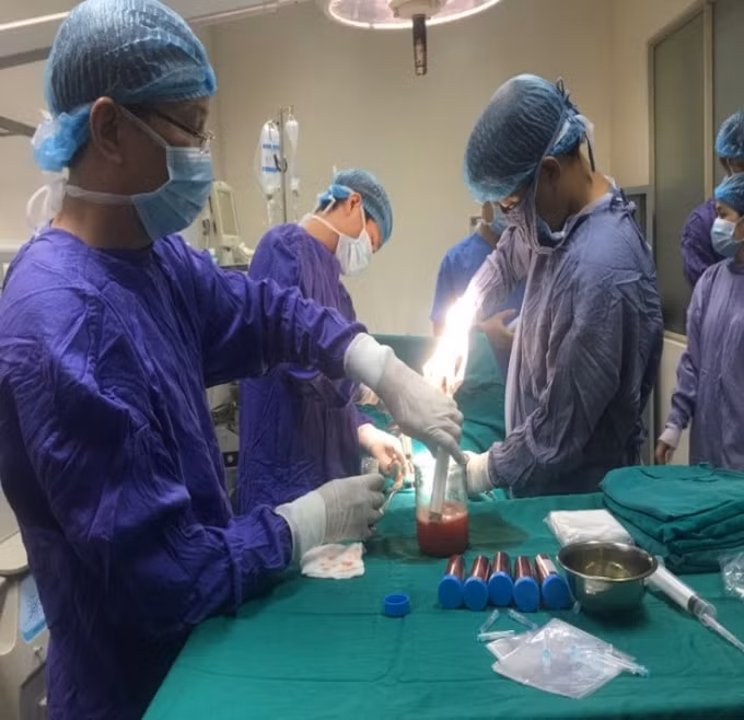 Nhóm nghiên cứu đang làm việc trong phòng mổ vô trùng. Nguồn: Bộ KH&CN.