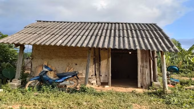 Ngôi nhà tạm của gia đình cháu K (Ảnh: Báo Bắc Giang).