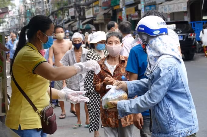 Nhiều địa điểm phát cơm tình nguyện trong mùa dịch.