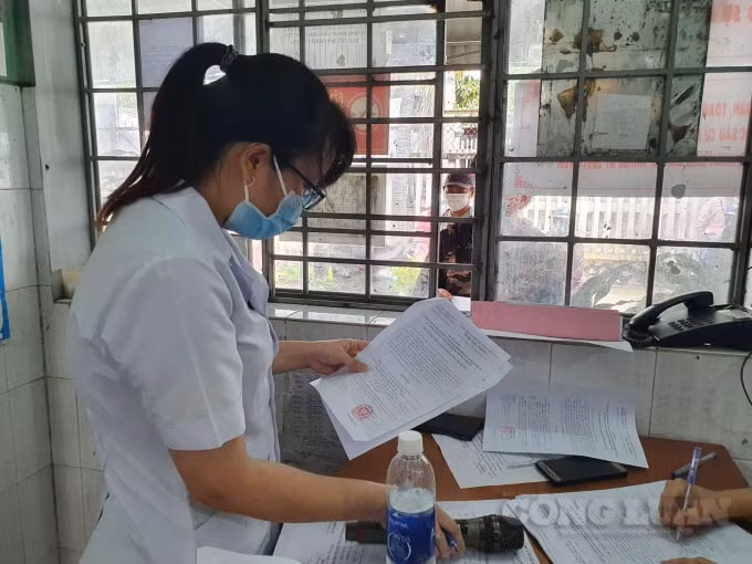 Làm thủ tục cho công nhân thực hiện cách ly tại nhà.