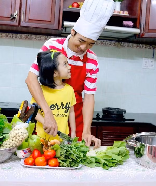 Con gái và anh Toàn cũng rất tích cực đầu tư hình ảnh, tạo dáng để mẹ chụp lại và khoe với mọi người trên Facebook