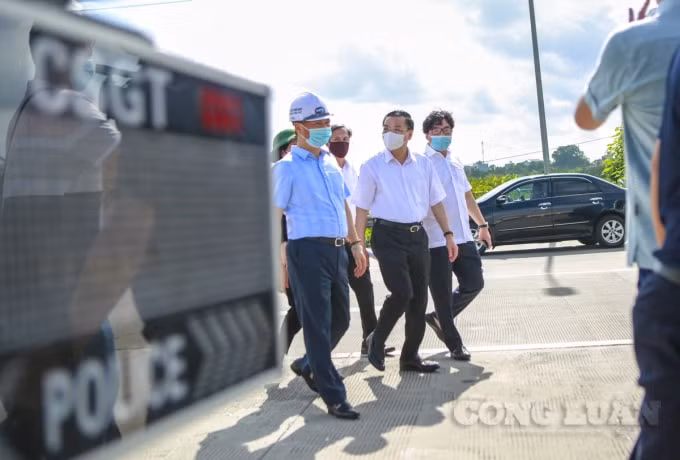 Kiểm tra tại chốt phòng chống dịch, ông Chu Ngọc Anh cho hay: “Trước hết phải nói đến nay với nỗ lực của cả hệ thống chính trị thì thành phố Hà Nội thì mọi thứ vẫn đang chủ động kiểm soát tình hình dịch nhưng nguy cơ và tính phức tạp của dịch bệnh vẫn đang tiềm ẩn do tại các tỉnh phía nam, miền trung và ngay cả các tỉnh giáp ranh với Hà Nội đang có diễn biến dịch phức tạp. Rõ ràng mối nguy cơ với thành phố Hà Nội là trung tâm chính trị hành đầu não, giao thương lớn nhất cả nước là vẫn hiện hữu khi mối nguy cơ xâm nhập ở các tỉnh lân cận vào”.