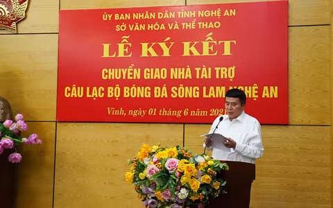 Ông Trương Sỹ Bá - Chủ tịch HĐQT Tập đoàn Tân Long phát biểu trong lễ tiếp nhận CLB SLNA. Nguồn: TL.