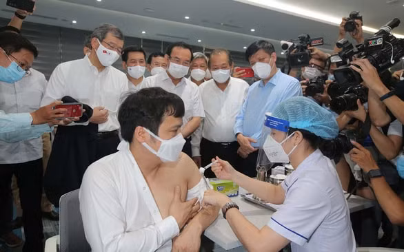 Tổng lãnh sự Nhật Bản tại TP.HCM Nobuhiro Watanabe cùng các lãnh đạo của TP.HCM và Chính phủ chứng kiến mũi tiêm vắc xin cho nhân viên Tập đoàn FPT, đây là vắc xin AstraZeneca do Nhật Bản hỗ trợ Việt Nam - Ảnh: Linh Linh