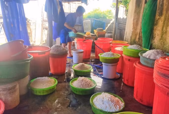 Nhiều hộ làm nghề bún, bánh phải bỏ ra số tiền lớn để mua nước sạch về lưu truyền và giữ gìn nghề truyền thống.