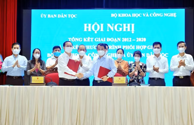 Lễ ký kết Chương trình phối hợp giai đoạn 2021-2030 giữa UBDT và Bộ KH&CN dưới sự chứng kiến của Phó Thủ tướng Thường trực Chính phủ Trương Hòa Bình. Nguồn: Bộ KH&CN.